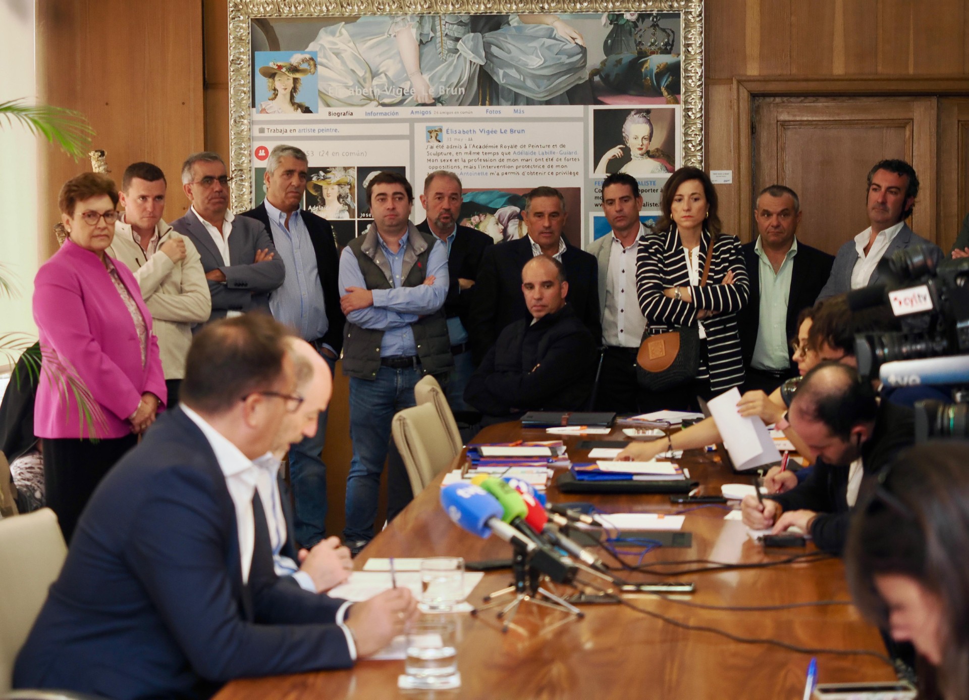 Jesús Posadas y José Luis Domínguez con los órganos sociales de ACOR al fondo durante la rueda de prensa.